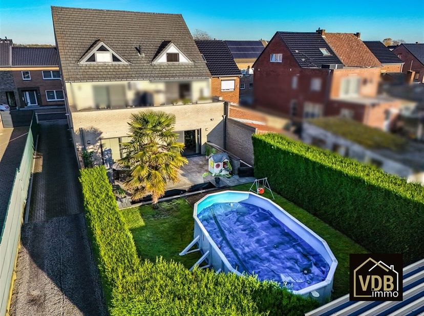 Zeer mooi gelijkvloers appartement  woning (BJ 2006  177 m² bruto) met grote kelder,  4 slaapkamers,  2 badkamers, een afzonderlijke garage voor 2 aut
