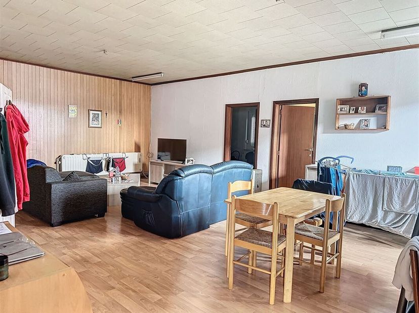 Situé dans le quartier de Moustier, cet appartement offre deux chambres spacieuses, un bureau, une cuisine, une salle de bain, un séjour accueillant e