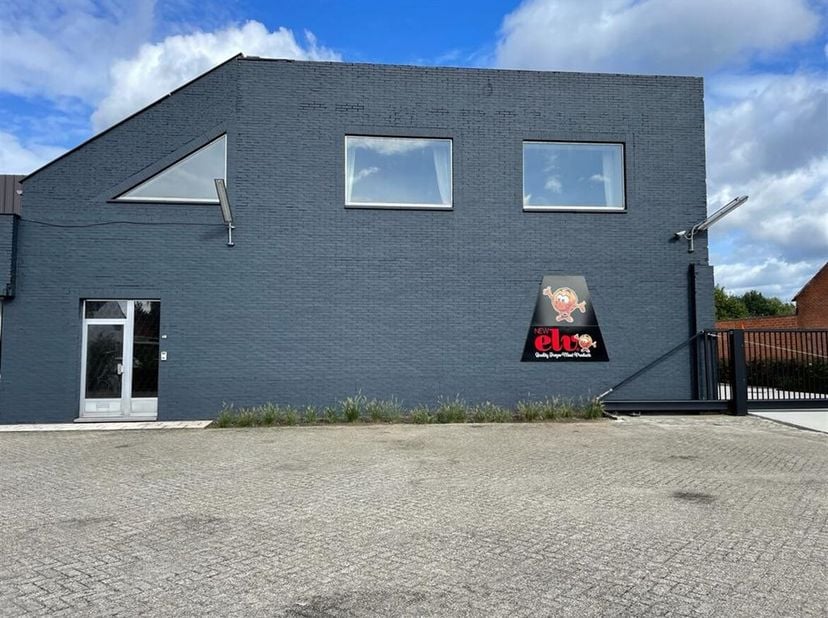 Ruim kantoor op ideale ligging.&lt;br /&gt;
Ligging: Goed gelegen, vlakbij invalswegen.&lt;br /&gt;
Beschrijving: Het kantoor bevindt zich op de eerst verdieping