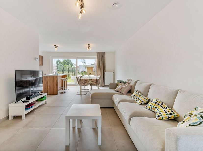 Nieuwbouwwoning met 3 slaapkamers is opzoek naar nieuwe huurders!&lt;br /&gt;
BEN-woning waarbij we binnenkomen in de inkomhal met een toilet en toegang tot