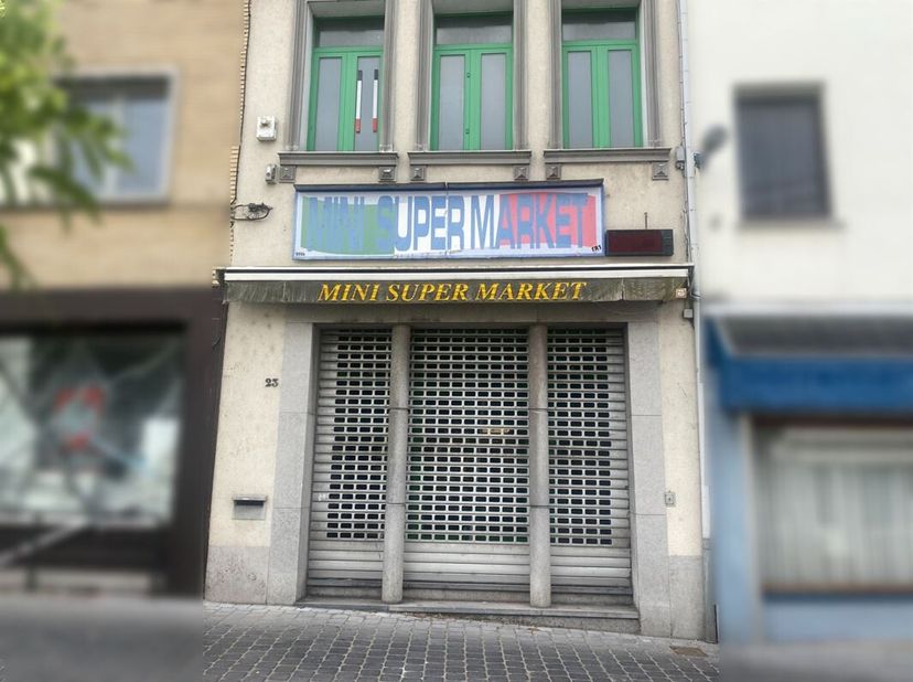 Immeuble commercial sis au centre-ville de Péruwelz comprenant au rdc une pièce daccueil de +/-75 m², une réserve avec w-c de 9,40 m², une cave au-sou
