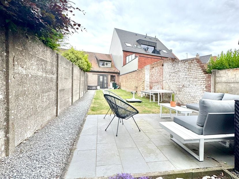 Gezellig instapklaar huisje op locatie met goede verbindingen en nabij alles wat men nodig heeft; Indeling: inkom, woonkamer met plaats voor salon en