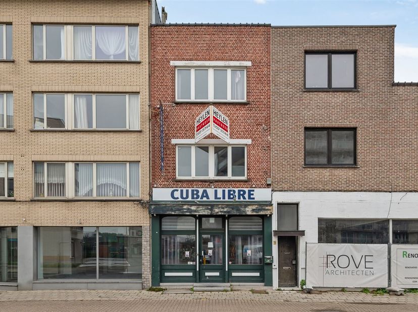 Bent u op zoek naar een uitzonderlijke investering in het hart van Mechelen? Dan is dit te renoveren handelspand met woonst precies wat u zoekt! Geleg