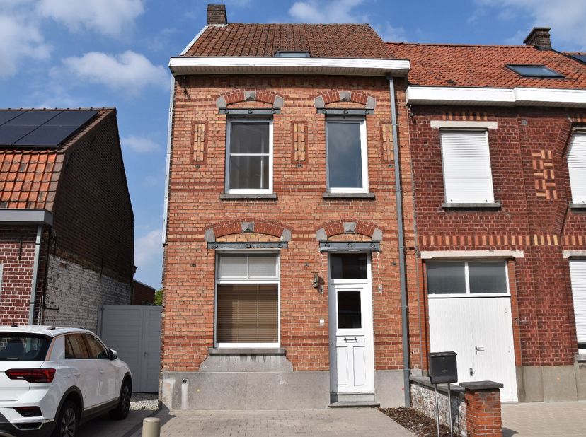 Deze woning beschikt over aardig wat troeven. Gelegen op wandelafstand van het centrum, winkels en scholen in een rustige kindvriendelijke straat. Aan