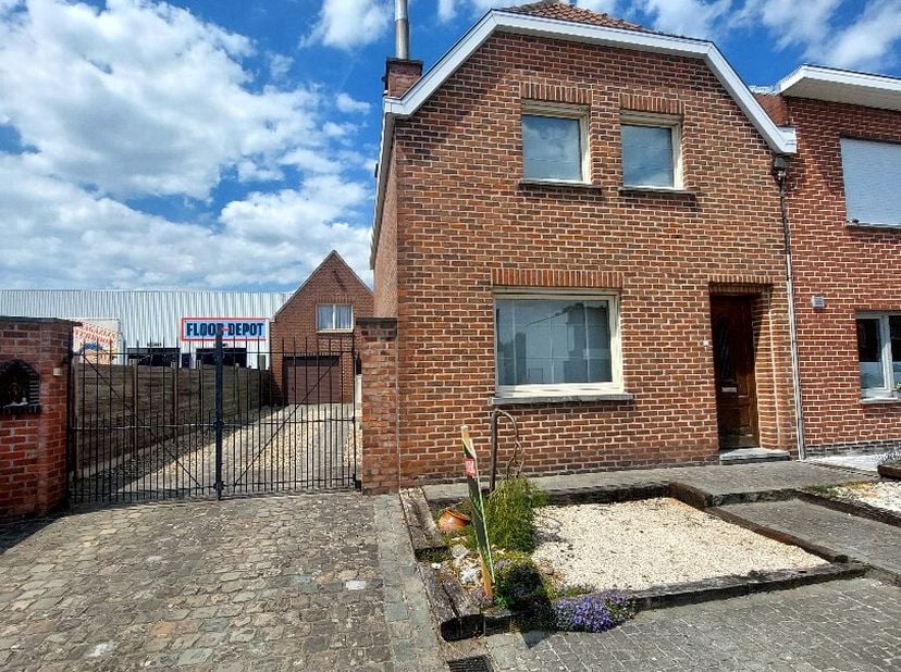 Halfopen woning met ruime tuin en garage&lt;br /&gt;
Deze halfopen woning biedt veel ruimte en comfort, met een praktische indeling en diverse multifunction