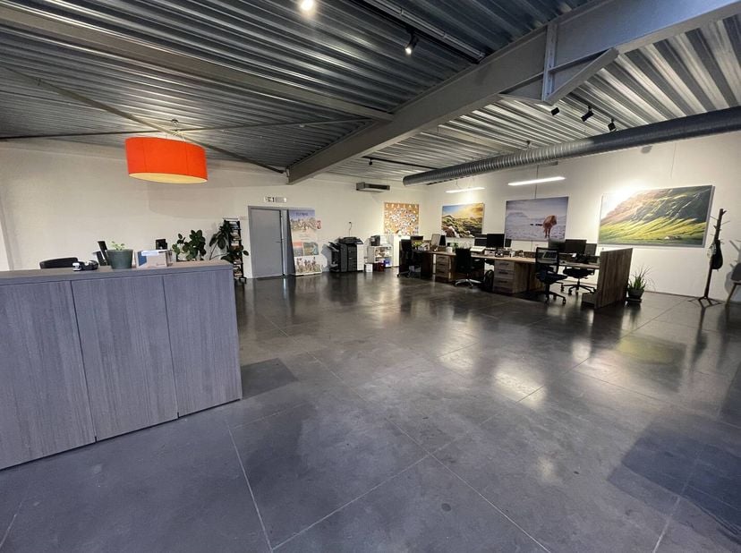 Dit kantoor te huur is uitstekend gelegen bij de afrit Melle van de R4, voor een zeer een vlotte bereikbaarheid via zowel de R4 als de E17. Er zijn ru