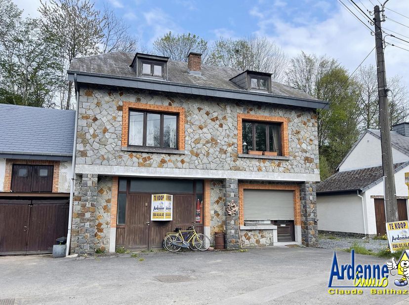 Glv: hal of kantoorruimte, grote garage/atelier met toegang tot de tuin.&lt;br /&gt;
Etage +1: hal, keuken, salon, eetkamer, 3 kamers, badkamer met wc.&lt;br /