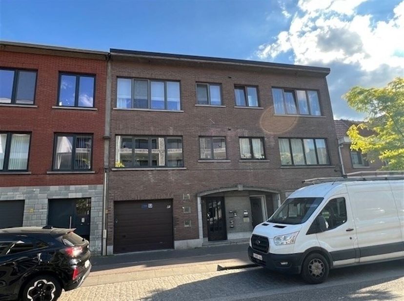 Ontdek dit charmante appartement in het hart van Wilrijk, met een bewoonbare oppervlakte van 85m². Deze uitnodigende woonst beschikt over twee lichtri