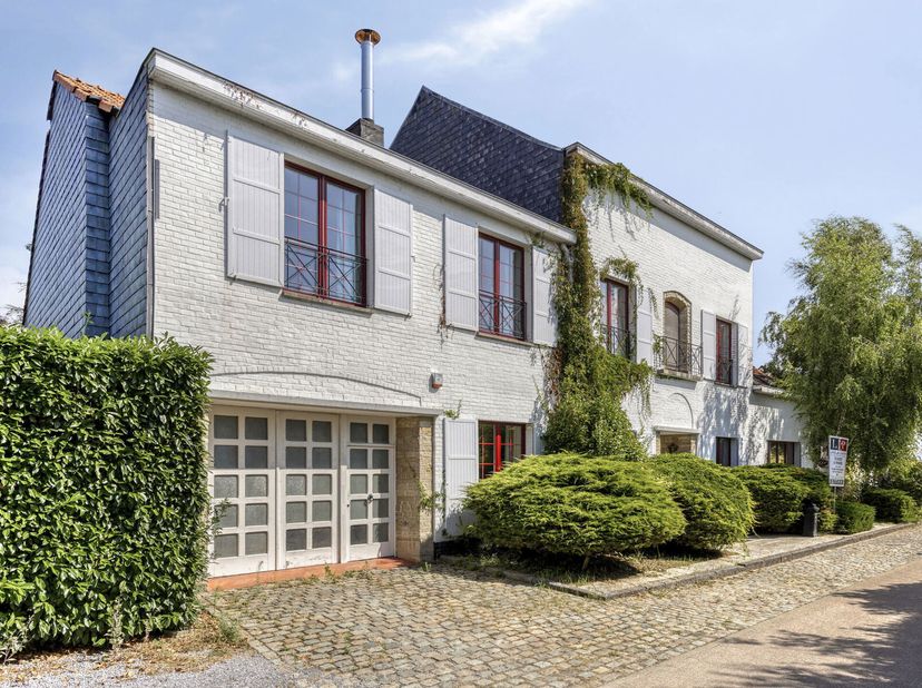 Te koop  Exclusieve villa met 7 slaapkamers en 5 badkamers in NossegemAdres: Erpsestraat 83, 1930 Nossegem  Vraagprijs: euro849.000Bewoonbare opp.: 74