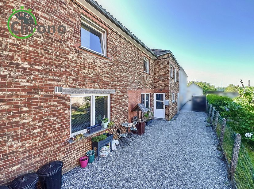 Votre bureau Immo Chrono vous propose en exclusivité cette belle maison comprenant au rez-de-chaussée un living lumineux avec cuisine équipée ouverte