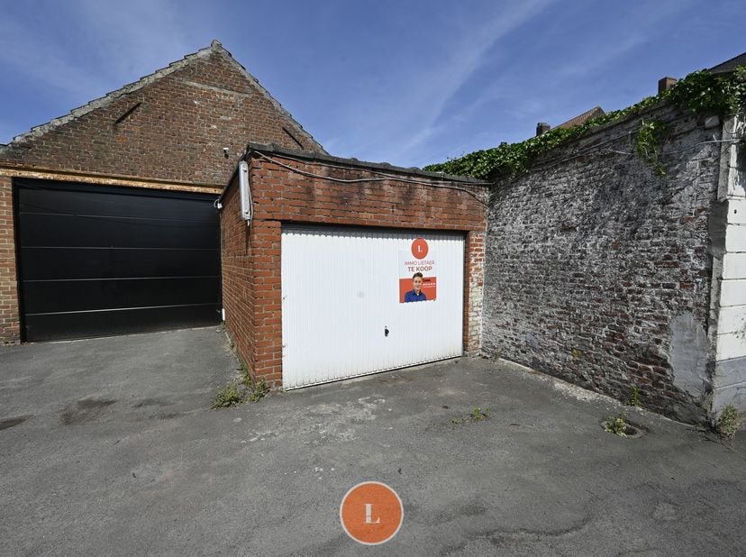 Garage te koop in de Stationsstraat in Menen.&lt;br /&gt;
&lt;br /&gt;
Ideaal voor eigen gebruik of als investering.&lt;br /&gt;
Garages worden verhuurd voor 50 euro/ma