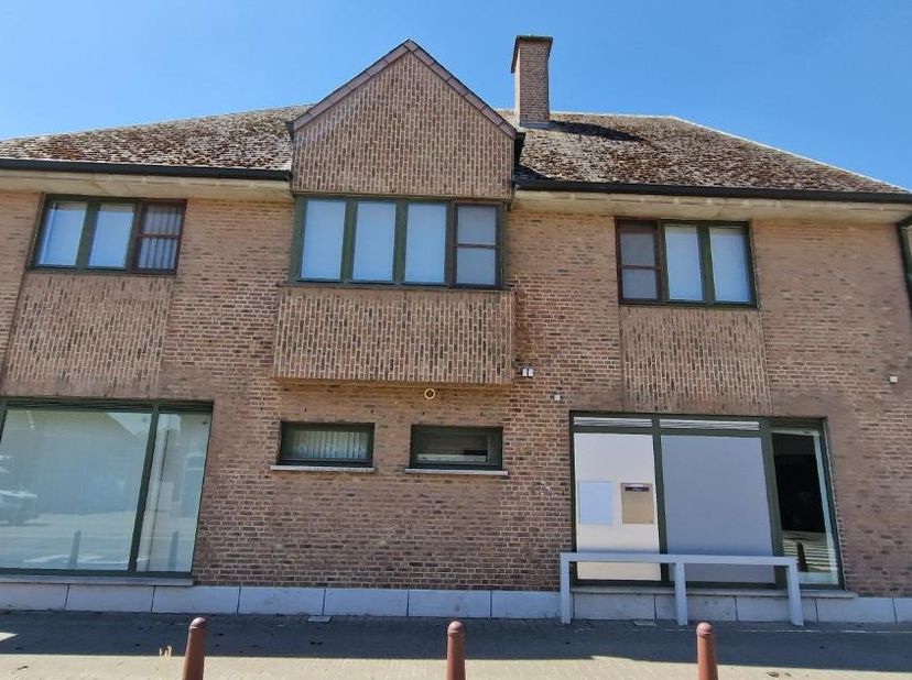 Welgelegen HANDELSWONING, open bebouwing,  op 8 are 97 ca, met parking en tuinzone (gazon) in centrum van Boutersem.  &lt;br /&gt;
Dit goed omvat: Kantoren: