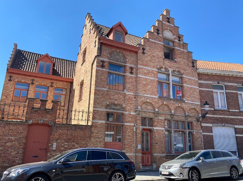 Recent appartement in centrum Brugge met een leuke ligging vlakbij de Langerei. Appartement op de 1ste verdieping met een leefruimte in grijze keramis