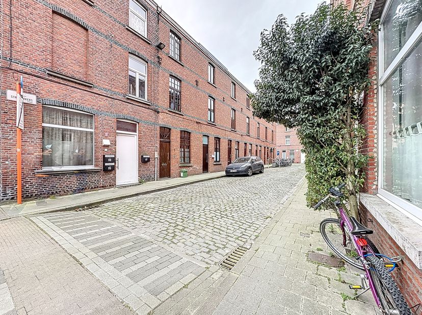 Cette maison mitoyenne bien entretenue est à louer dans la banlieue de Gand. &lt;br /&gt;
La maison dispose d&#039;un espace de vie confortable, suivi de la cuis