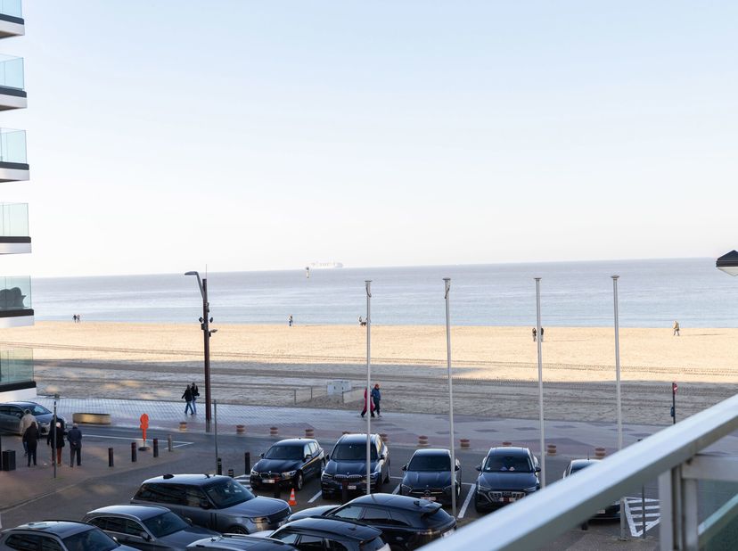 Gerenoveerd luxe appartement aan de zeedijk te Knokke-Heist