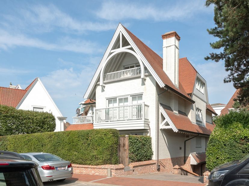 Bienvenue dans cet appartement magnifique, idéalement situé dans l&#039;avenue Bayaux, à seulement 100 mètres de la plage. Cet appartement se trouve dans u
