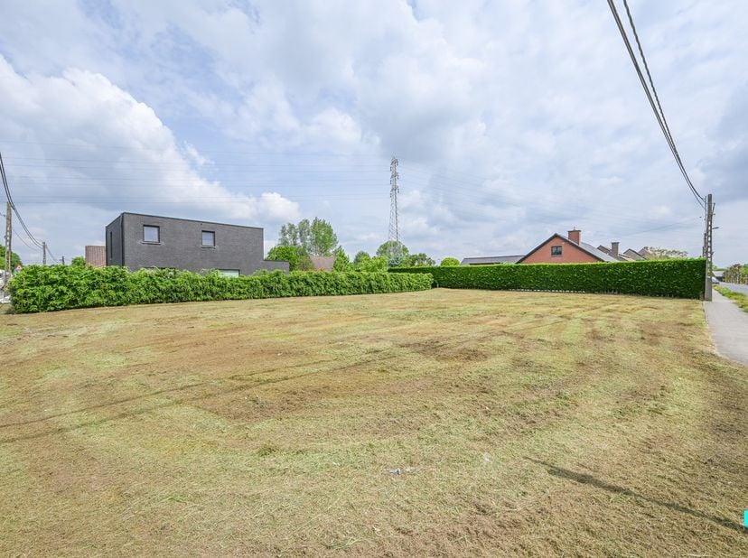 Deze bouwgrond is gelegen op een perceel van 917 m² en bevindt zich op een rustige en gunstige locatie in Waregem. Het perceel is geschikt voor het op