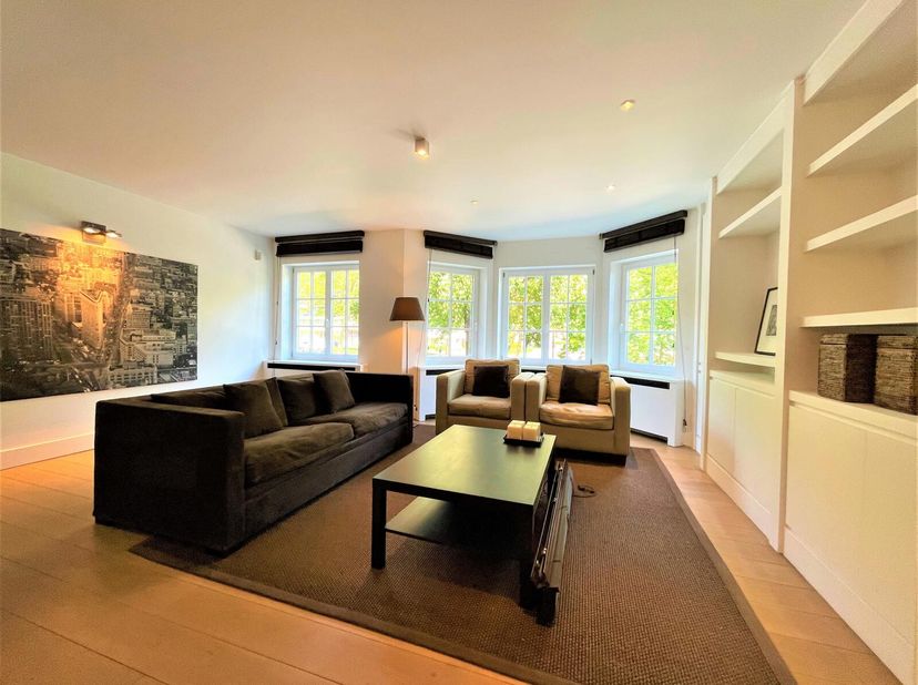 Victoire - Junot vous propose un très bel appartement entièrement remis à neuf meublé d&#039;une superficie de  110m². Situé au 1er étage, il est composé d