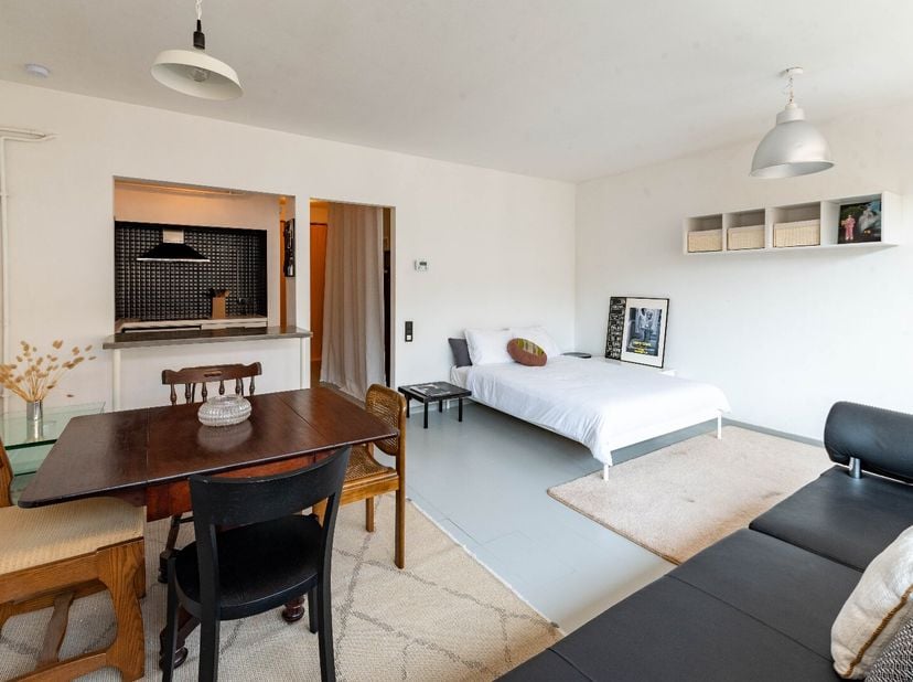 Entièrement rénové en 2022 et prêt à emménager : ce charmant appartement 1 chambre, situé à la Velodroomstraat 58 à Berchem, se trouve à quelques pas