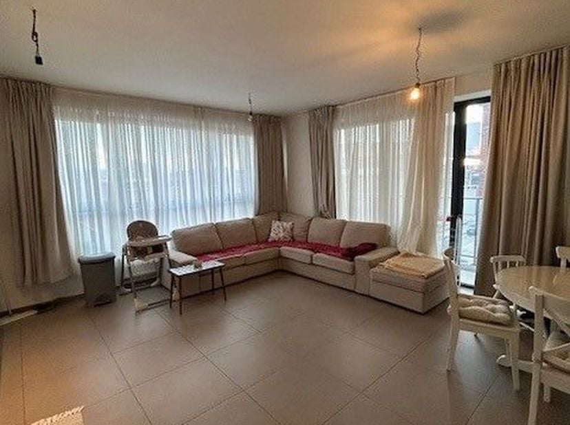 Lumineus appartement 2 slaapkamers van 86 m² + terras gelegen op de 2e verdieping van een recent gebouw (2018). Het biedt aan zijn bewoners alle voorz