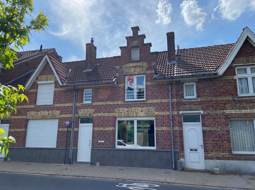 Woning te huur in Wijtschate met tuin en garage Over de woning: Instapklare rijwoning met drie slaapkamers, garage, tuin én achteruitgang. Ideaal voor
