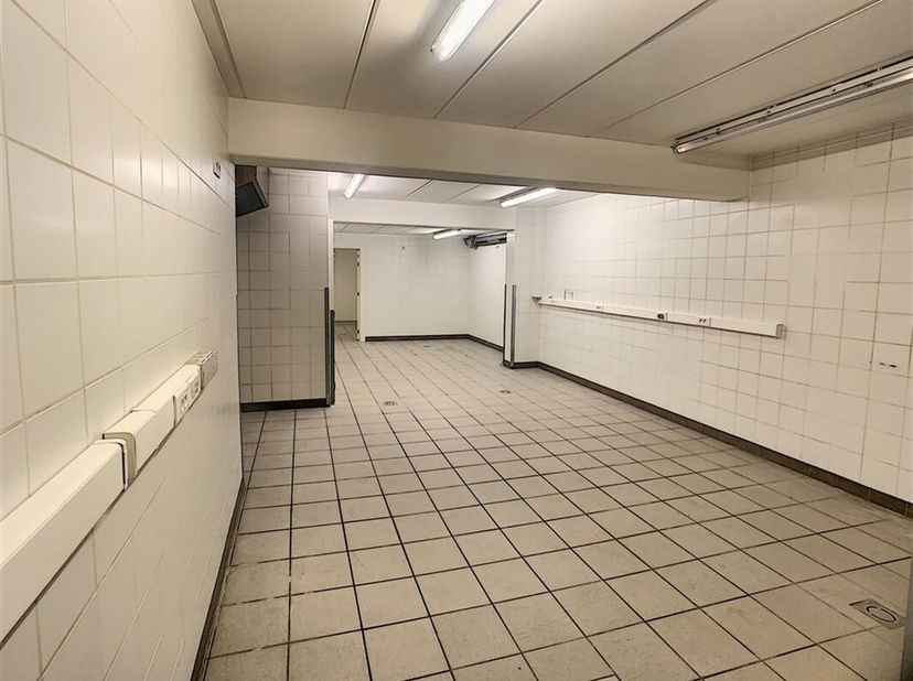 Atelier en excellent état en sous-sol d&#039;un petit immeuble dans le quartier du Boendael destiné a la production Horeca ou profession libérale. L&#039;atelie
