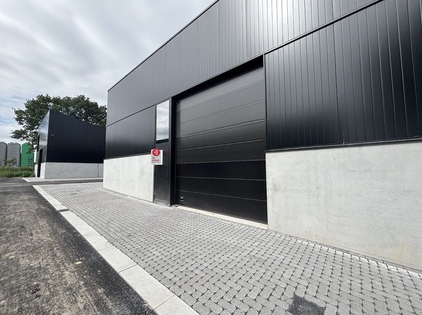 Unité PME récemment construite d&#039;environ 144 m² à louer dans le projet Zeus situé le long de la Gauwelstraat à Zwevegem. &lt;br /&gt;
Commodités: &lt;br /&gt;
- E