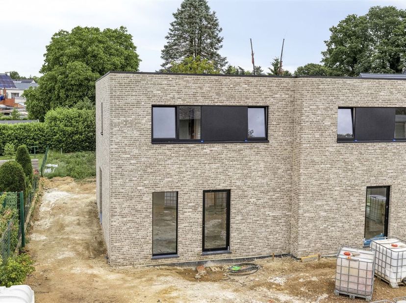 Energiezuinige halfopen nieuwbouwwoning met 4 slaapkamers en mooie tuin in Koersel&lt;br /&gt;
Aan de rustige Moestuinstraat in Koersel verrijst momenteel d