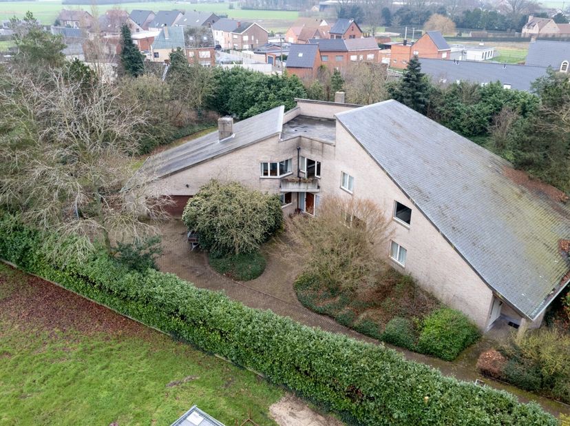 Grote villa met ongelooflijk potentieel: wonen en werken combineren, servicekantoor, vrij beroep,... En zelfs een combinatie van dit alles is mogelijk