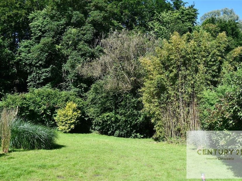 (Quartier COLIPAIN) A proximité du bois de Hal, Century 21 Immo Dewaele est ravi de vous présenter ce terrain à bâtir de 7,15 ares. Possibilité d&#039;y co