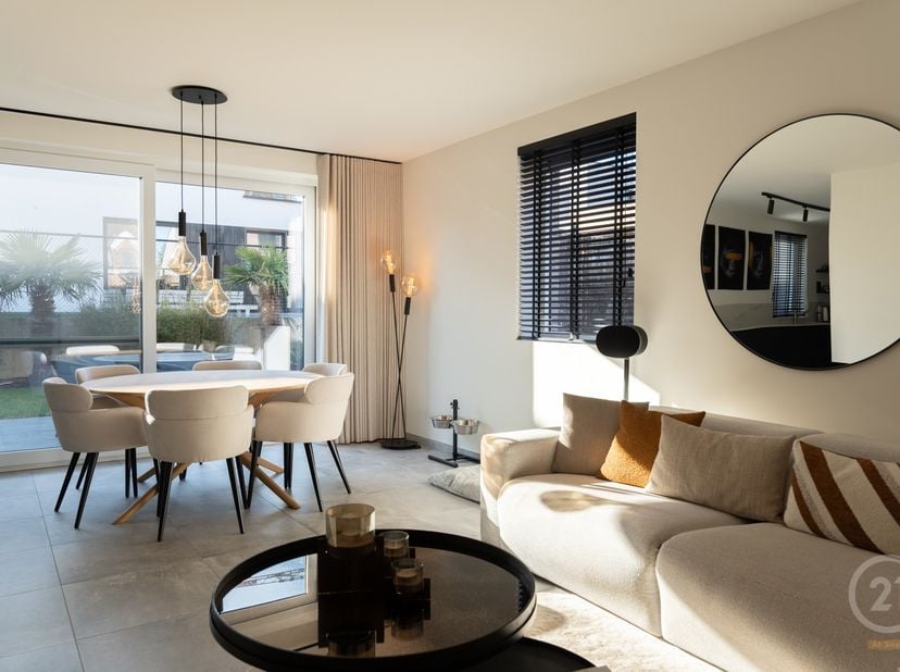 Deze tot in de puntjes afgewerkte woning in Lombardsijde biedt alles wat u zoekt: moderne afwerking, comfort en een rustige ligging op slechts enkele
