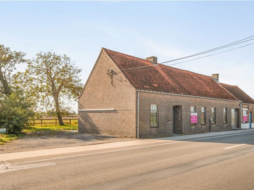 Deze gelijkvloerse woning met prachtige landelijke zichten is gelegen tussen Westrozebeke en Sleihage.&lt;br /&gt;
Op de gelijkvloerse woning heeft volgende