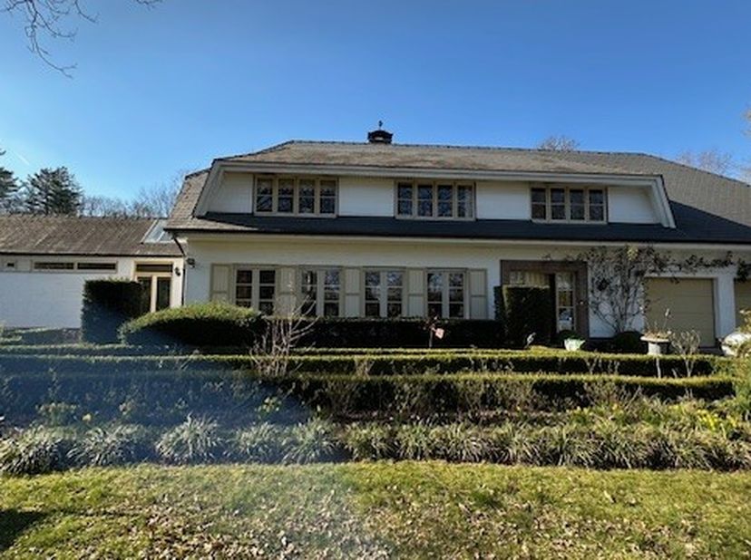 Deze ruime villa op ca 3669 m2 is gelegen op een toplocatie in Schilde. &lt;br /&gt;
De villa bevindt zich vlakbij het park, omgeven door de natuur en de ru