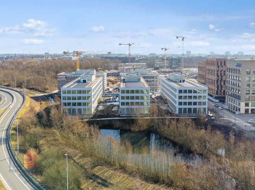 Dit uitzonderlijk kantoorgebouw van 2.578 m² maakt deel uit van het hoogwaardig kantorencomplex &quot;Atmos&quot;, bestaande uit vijf BREEAM OUTSTANDING-gecerti