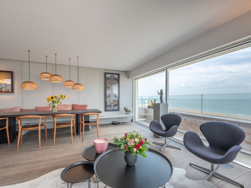 Prachtig hoekappartement met terrassen en adembenemend zicht op de Zeedijk in Duinbergen. Dit luxe appartement is in 2016 stijlvol gerenoveerd. Indeli