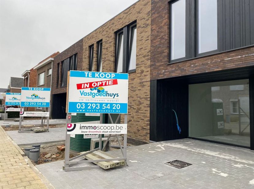 AANKOOP AAN 6% BTW NOG MOGELIJK TOT JUNI 2025! Dit project van 3 gesloten woningen werd gebouwd op een gunstige locatie, nabij het centrum van Nijlen.