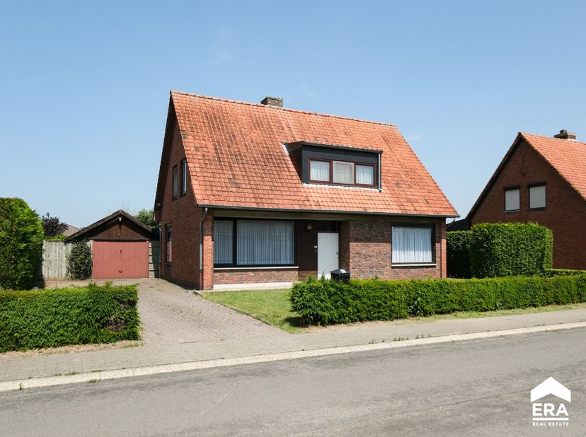 Rustig gelegen woning met potentieel op 793m²  in Eksel In een zeer rustige straat nabij de school van Eksel bevindt zich deze leuke gezinswoning op e