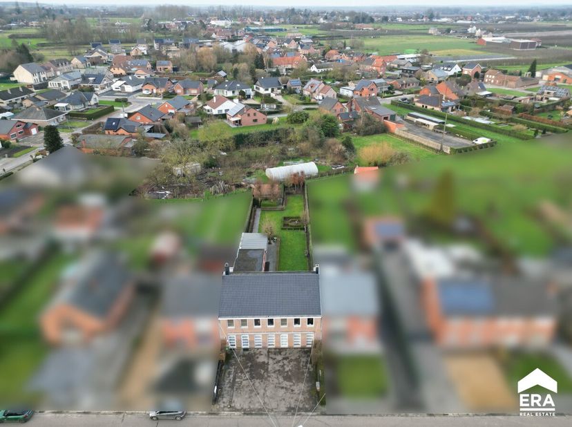 Appartementsblok met twee verhuurde appartementen en een centrale ligging nabij het centrum van Alken. Gelijkvloers appartement (181 m²): inkomhal met