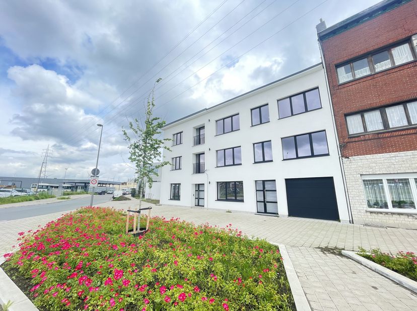 Wij bieden u de unieke kans om eigenaar te worden van een volledig gerenoveerd (kantoor)gebouw, strategisch gelegen nabij het centrum van Antwerpen. D