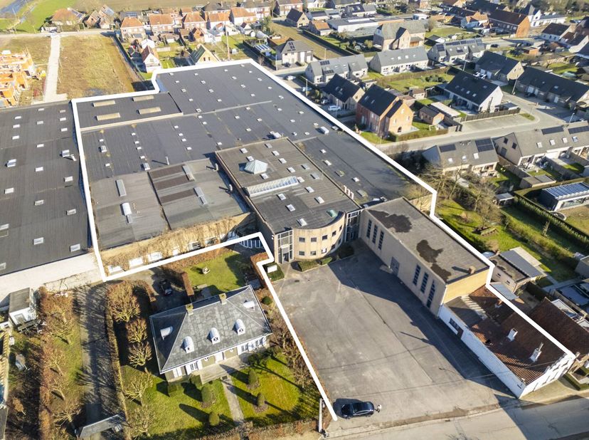 Bâtiment commercial à vendre près du centre de Deerlijk.&lt;br /&gt;
Vous recherchez un bâtiment commercial bien situé à Deerlijk? &lt;br /&gt;
Alors ce bâtiment