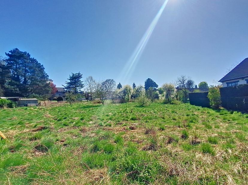 ImmoDussart a le plaisir de vous présenter ce terrain d&#039;une superficie de 1995m², idéalement situé dans une zone résidentielle paisible et bénéficie d