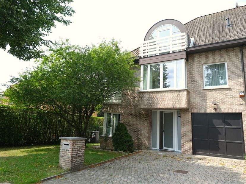 Vlakbij de Duitse School (1 km) en de Amerikaanse School (900 m): Ruime drie gevel woning met een woonoppervlakte van 320 m² en 6 slaapkamers, 3 badka