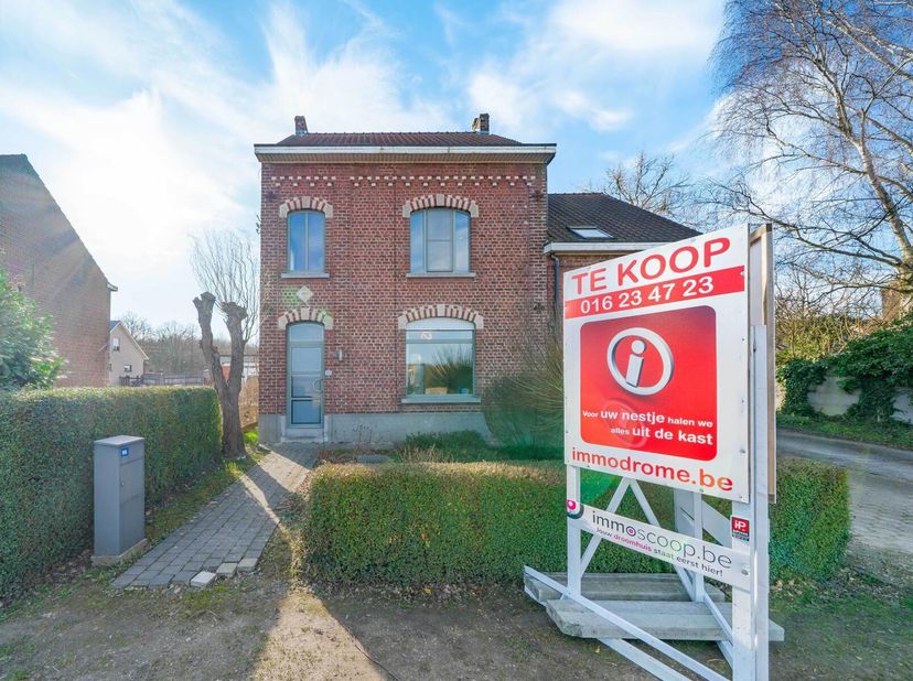 Charmante landelijke woning te koop!&lt;br /&gt;
Droomt u van een ruime, karaktervolle woning met een prachtige tuin? Dan is deze uitstekend gelegen landeli
