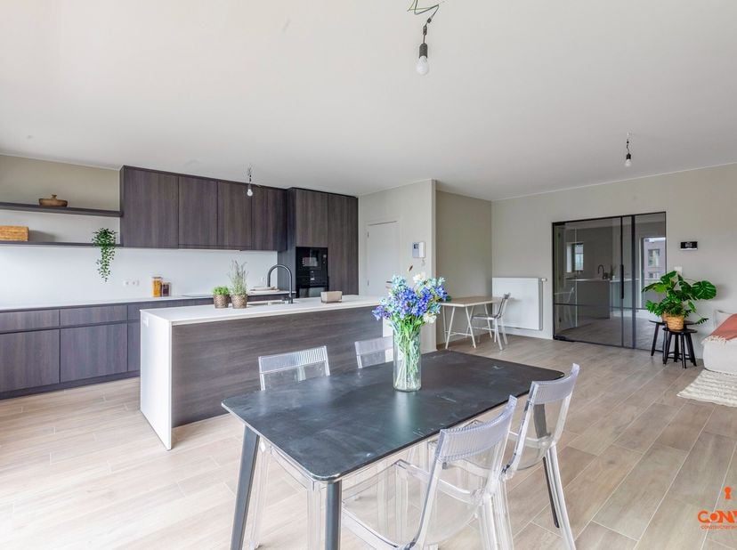 Het appartement bevindt zich op de binnenring van Gent, op wandelafstand van het centrum, dichtbij de Watersportbaan en de Coupure, en is gelegen vlak