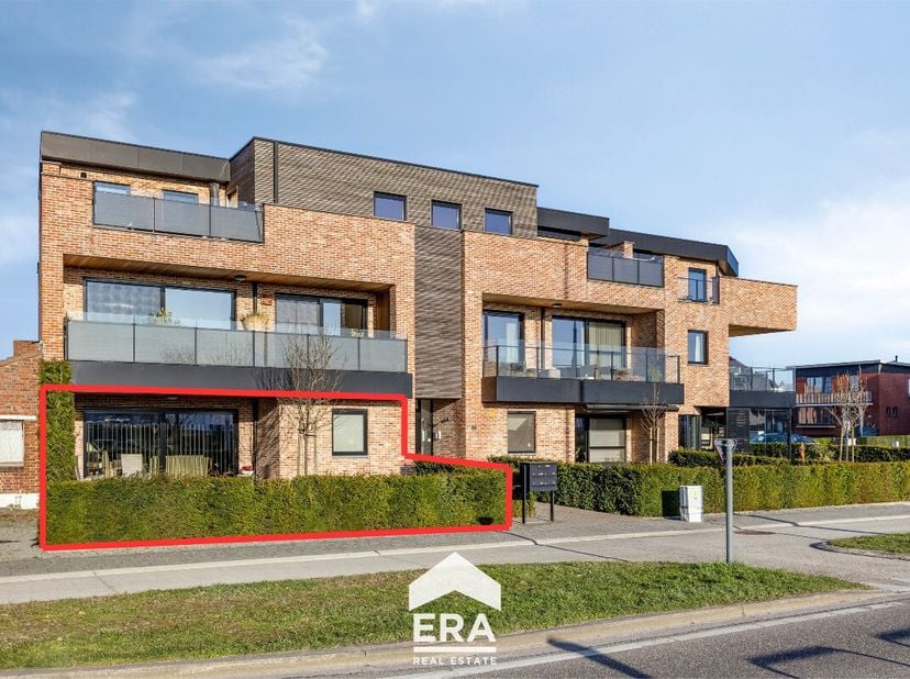 Dit gezellige gelijkvloerse appartement in het hart van Bree is de ideale plek voor wie comfortabel en centraal wil wonen. Met alle voorzieningen op w