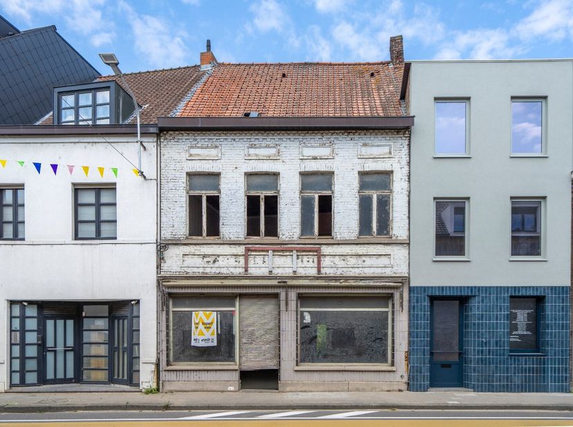 Aan de Doorniksesteenweg in Avelgem vindt u dit gebouw dat gestript werd en klaar is voor heropbouw. Er is een vergunning voor één handelsruimte op he