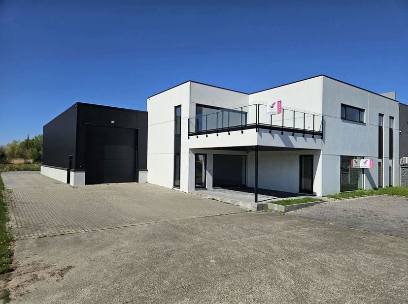 TE KOOP: modern bedrijfsgebouw in Diepenbeek&lt;br /&gt;
Fantastisch bedrijfsgebouw bestaande uit een magazijn, kantoren en bovenliggend een prachtig afgewe
