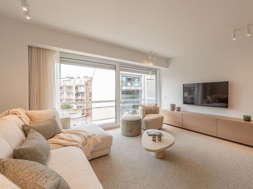 Nabij Bistro de Paris en de ambachtelijke bakker Atelier Lucas bevindt zich dit lichtrijk appartement met 3 slaapkamers, ideaal gelegen aan de zonneka