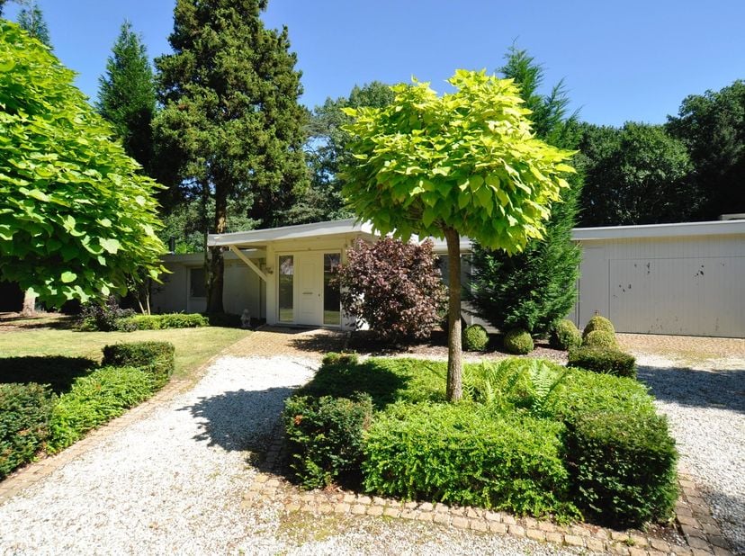 Sfeervolle villa-bungalow gelegen op een schitterend perceel van 23a 29ca (2.329 m²), op een unieke, residentiële locatie in de villawijk &quot;Zilverkust&quot;