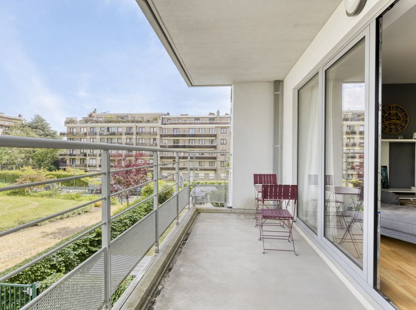 Dit lichtrijke 2 slpk appartement bevindt zich op het eerste verdiep in een kleinschalig gebouw en biedt een prachtig uitzicht op het groen. Geniet va